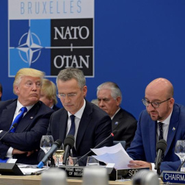 El presidente estadounidense, Donald J. Trump (i); el secretario general de la OTAN, Jens Stoltenberg (c), y el primer ministro belga, Charles Michel, durante la reunión de líderes de la Alianza Atlántica. /EFE