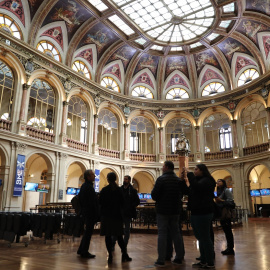 Un grupo de personas en el edificio de la Bolsa de Madrid. E.P./Marta Fernández