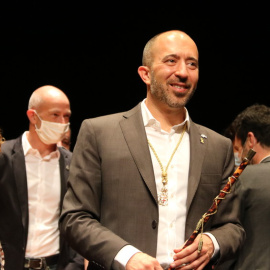 El nou alcalde de Manresa, marc Aloy, en el moment de prendre possessió del càrrec aquest dissabte.