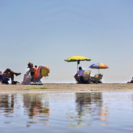 Varías personas disfrutan de la playa de La Patacona de Alboraia. EFE/Manuel Bruque /Archivo