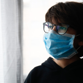 Un niño con mascarilla en su casa. / Europa Press