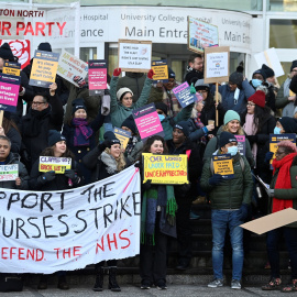  Enfermeras sostienen pancartas durante una huelga en Londres, Gran Bretaña, a 18 de enero de 2022. -REUTERS