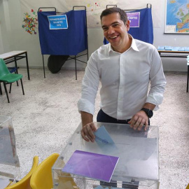 Alexis Tsipras votando para las elecciones europeas. EFE/EPA/ORESTIS PANAGIOTOU