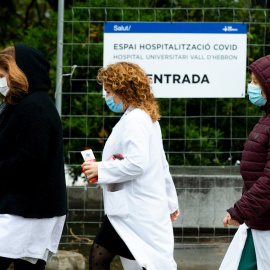 04/04/2020.- Varios sanitarios en las inmediaciones del Pavelló d'Esports de la Vall d'Hebrón el pasado lunes. EFE/Enric Fontcuberta