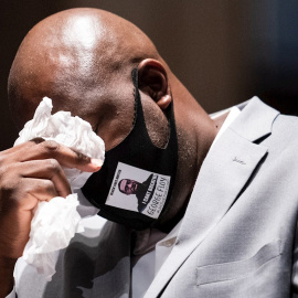 Philonise Floyd, el hermano de George Floyd, llora mientras testifica durante un Comité Judicial de la Cámara en una audiencia sobre responsabilidad policial en Capitol Hill en Washington, DC. EFE / Erin Schaff / POOL