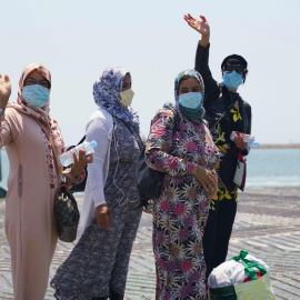 Temporeras marroquíes despidiéndose antes de subir al barco / Lucía Muñoz Lucena