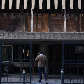 Una persona frente a la entrada de la sede del Tribunal Constitucional. E.P./Fernando Sánchez