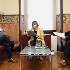 La consellera de Salut, Alba Vergés, amb el vicepresident del Govern, Pere Aragonès, i la consellera de la Presidència i portaveu del Govern, Meritxell Budó, en una reunió al Departament. 10 de juny del 2020. (Horitzontal)