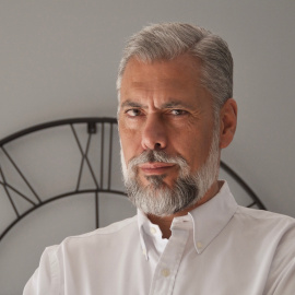 Enrique Dans, profesor de Innovación y Tecnología en el Instituto de Empresa, cree que los niños no son adictos a los móviles sino que han recibido una mala educación de sus padres. / SUSANA ALOSETE