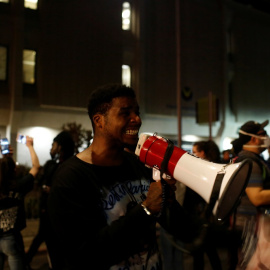 Un hombre protesta en Phoenix tras la muerte de un hombre negro a manos de la policía en Minnesota. REUTERS.