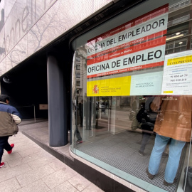 Un hombre entra a una Oficina de Empleo de Madrid. Eduardo Parra / Europa Press / Archivo
