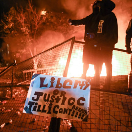 Protestas por tercera noche consecutiva en Mineápolis tras la muerte del afroamericano George Floyd.  EFE / CRAIG LASSIG