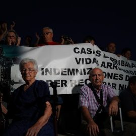 Un grupo de vecinos afectados por la línea 7B de Metro de Madrid esperan en la calle con sus maletas y una pancarta. -Iván Fuentes / Cedida