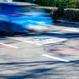 Un coche pasa por encima de una pintada en la carretera que anuncia la Zona de Bajas Emisiones (ZBE) en Plaza Elíptica, a 4 de enero de 2023, en Madrid (España). - EUROPA PRESS 