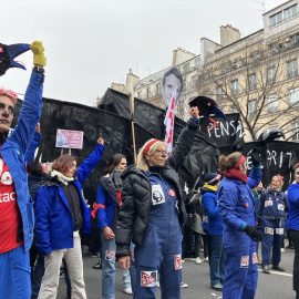  19 de enero de 2023, Francia, París: Los miembros del sindicalista Lou Chenier (L) participan en una protesta con compañeros de campaña contra los planes de pensiones del gobierno francés.- DPA