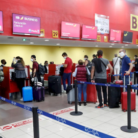 Turistas en el aeropuerto Internacional José Martí de la Habana, Cuba. / EFE - Ernesto Mastrascusa