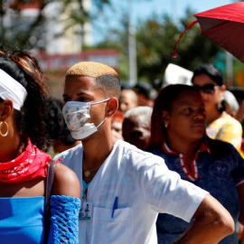 Cubanos ante la pandemia del coronavirus. / EFE