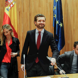 El presidente del PP, Pablo Casado, junto a la portavoz, Cayetana Álvarez de Toledo (i), y el secretario general, Teodoro García Egea (d) , al inicio de la reunión del grupo parlamentario popular en el Congreso, la primera desde la apertura de la Corte
