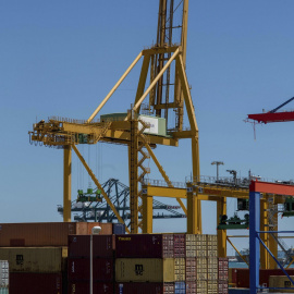 Imagen de contenedores en el puerto de Valencia. EFE/Biel Aliño