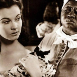 Fotograma de "Lo que el viento se llevó" en el que podemos ver a la protagonista, Scarlett O'Hara, junto con su esclava, Mammy.