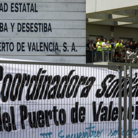 Los estibadores del Puerto de Valencia durante la asamblea informativa después de que el Congreso de los Diputados haya aprobado el real decreto ley de reforma de la estiba. EFE/Biel Aliño