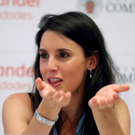 La ministra de Igualdad, Irene Montero, durante su intervención en la jornada inicial de un curso sobre la Agenda 2030 este lunes en los cursos de verano de San Lorenzo de El Escorial. EFE/ Emilio Naranjo