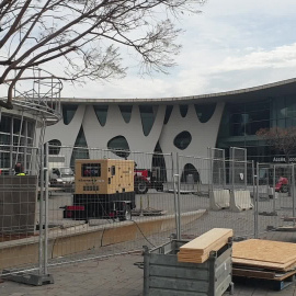 Operarios montan el Mobile World Congress