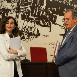  La presidenta de la Comunidad de Madrid, Isabel Díaz Ayuso y el vicepresidente de la Comunidad de Madrid y consejero de Educación, Universidades y Ciencia de la Comunidad de Madrid, Enrique Ossorio, durante una rueda de prensa después de la reunión d