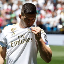 Jovic besando el escudo del Real Madrid | EFE