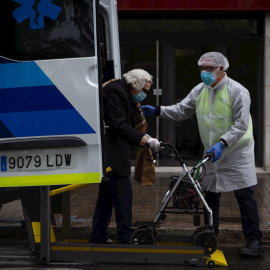 GRAFCAT5275. BARCELONA, 21/04/2020.- Voluntarios de la ONG Pro-Activa Open Arms trasladan a personas mayores de una residencia de Barcelona a hospitales de la ciudad, este martes,trigésimo octava jornada del estado de alarma decretada por el Gobierno a c
