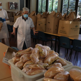 Trabajadoras del comedor social de Cocina Solidaria 2020 en Madrid.  / EUROPA PRESS - Marta Fernández