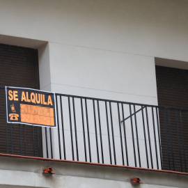 Cartel en una terraza que anuncia el alquiler de una casa . EP