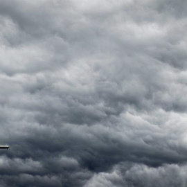 Un avión vuela bajo las nubes grises que se ciernen sobre la ciudad holandesa de Haarlem. EFE/Koen Van Weel