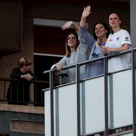 Vecinos de Pasai Antxo (Gipuzkoa) salen al este miércoles, como cada día a las 20:00, para gradecer a los sanitarios su labor en la lucha contra la pandemia del coronavirus COVID-19. EFE/Javier Etxezarreta