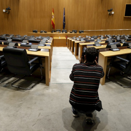 12/03/2020.-Un reportero toma fotos de la sala Ernest Lluch, donde se iba a producir la comparecencia del ministro de Sanidad, Salvador Illa, vacía tras aplazarse la rueda de prensa, este jueves, en el Congreso de los Diputados, en Madrid. La comparecenc