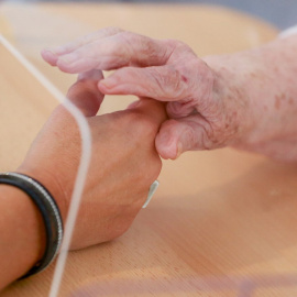19/06/2020.- Tres residencias públicas madrileñas han tenido que cerrar sus puertas a las visitas de las familias tras haberse detectado varios positivos de la covid-19 entre sus usuarios. EFE/EPA/STEPHANIE LECOCQ/Archivo