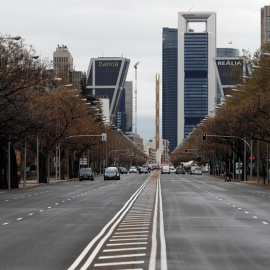 El Paseo de la Castellana con muy poco tráfico. / EFE