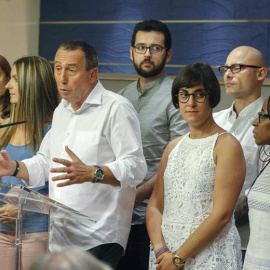 El portavoz de Compromís en el Congreso, Joan Baldoví (3i) junto a integrantes de su formación durante la rueda de prensa ofrecida esta tarde en el Congreso de los Diputados tras la reunión mantenida hoy con el Rey en el Palacio de la Zarzuela. EFE