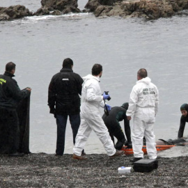 La Guardia Civil recoge a uno de los inmigrantes que fallecieron en el intento de pasar a España. / EFE