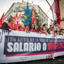  Un grupo de personas sostiene banderas y una pancarta durante una movilización convocada por CCOO y UGT desde Puerta de Toledo, a 3 de noviembre de 2022, en Madrid (España). -Juan Barbosa / Europa Press