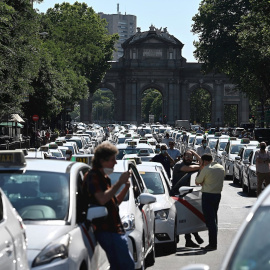 Miles de taxistas participan en una manifestación en la Puerta de Alcalá convocada este martes por la Federación Profesional del Taxi de Madrid. (EFE)