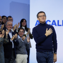  El presidente del Partido Popular, Alberto Núñez Feijóo, es aplaudido tras su intervención durante el acto de presentación de los candidatos del PP a capital de provincia para las elecciones municipales del 28 de mayo, en el teatro edp de Gran Vía,