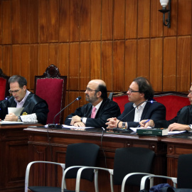 L'exalcalde de Torredembarra Daniel Masagué, al costat del seu advocat, Pau Simarro, durant la lectura de l'acord de conformitat a l'Audiència de Tarragona. ACN/ROGER SEGURA