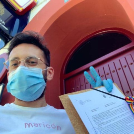 El activista extremeño muestra la denuncia presentada ante la Policía. Europa Press