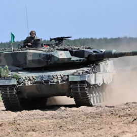 Un tanque Leopard 2 del Ejército polaco durante unos ejercicios en la zona de Poznan, a 23 de enero de 2023. -Marcin Bielecki / EFE / EPA