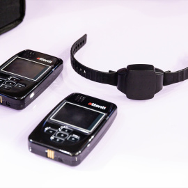 Un dispositivo para el control telemático de medidas y penas de alejamiento es mostrado durante la comparecencia de la delegada del Gobierno contra la Violencia de Género, Victoria Rosell, para dar a conocer los datos de 2022 de violencia machista y del