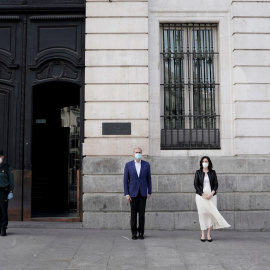 GRAF6304. MADRID, 16/05/2020.- La presidenta madrileña, Isabel Díaz Ayuso (PP), y el consejero de Sanidad, Enrique Ruiz Escudero, esta mañana en la puerta de la sede de la Comunidad de Madrid.-EFE/Comunidad de Madrid/No ventas/Solo uso editorial