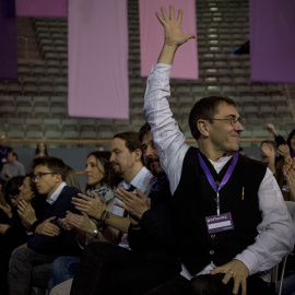Juan Carlos Monedero saluda a las bases / JAIRO VARGAS