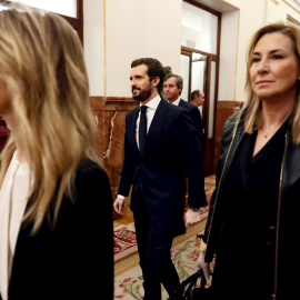 El líder del PP, Pablo Casado, a su salida del pleno celebrado en el Congreso de los Diputados para aprobar una nueva prórroga del estado de alarma. EFE/Mariscal