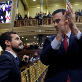 El candidato socialista Pedro Sánchez (d) recibe el saludo del líder del PP, Pablo Casado, al finalizar la sesión de investidura . EFE/ Juan Carlos Hidalgo.